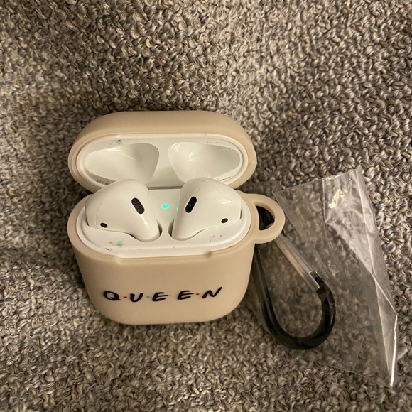 Queen AirPod 1/2 Case #90 - Picture 2 of 3